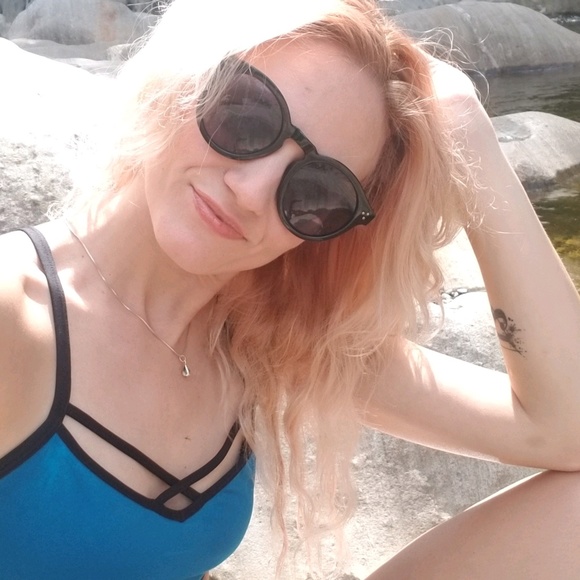 Meet your Posher, Brooke - Picture 1 of 1